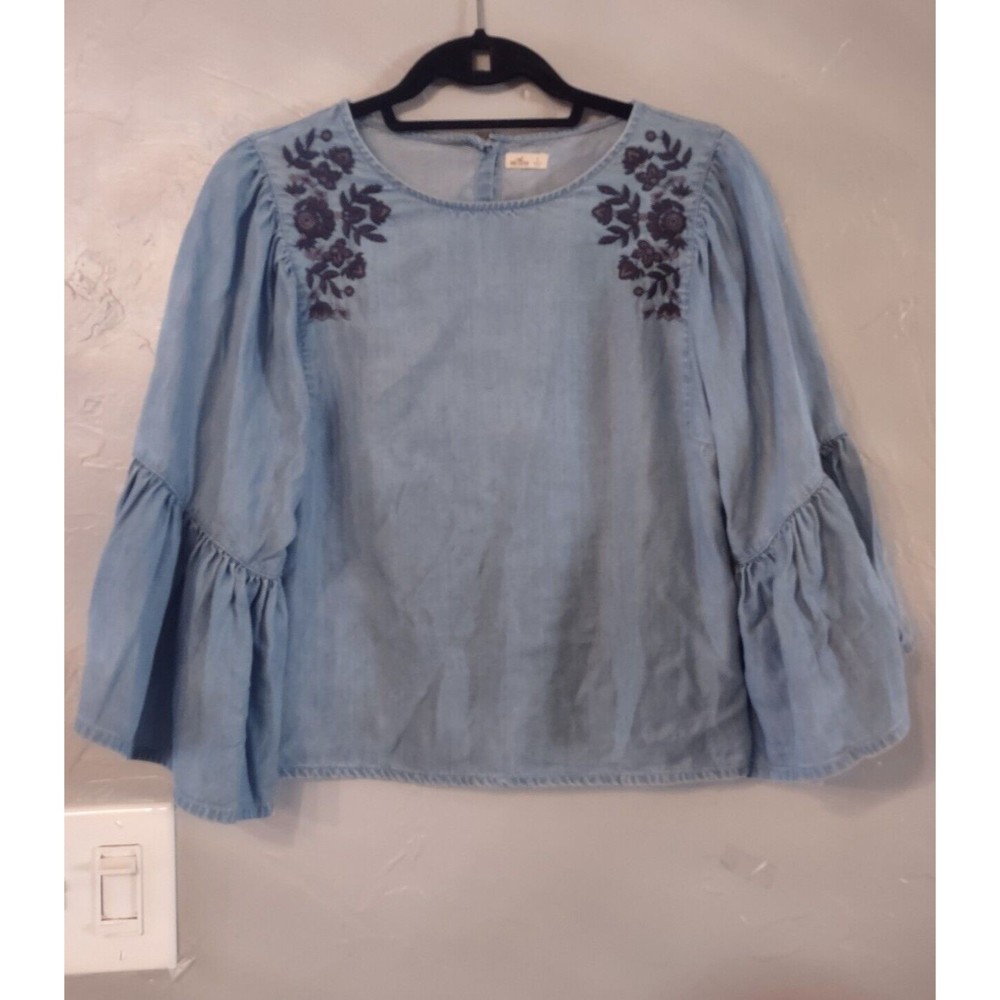 Hollister Blouse Women Size S, Button Down Back, Embroidery, Pretty, Denim.